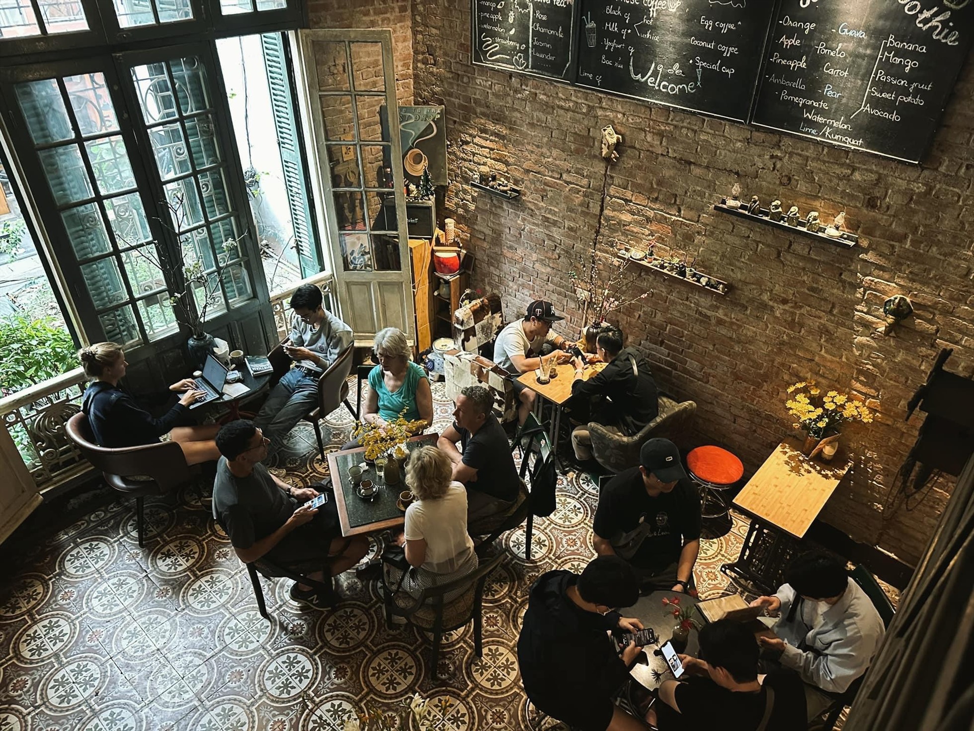 QUÁN CAFE PHONG CÁCH CHÂU ÂU CỔ ĐIỂN VỚI BÀN GHẾ GỖ SANG TRỌNG