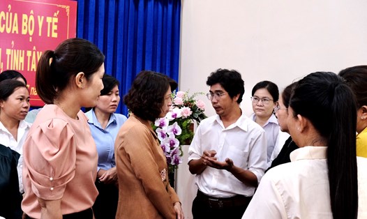 Thứ trưởng Bộ Y tế Nguyễn Thị Liên Hương lắng nghe những ý kiến về công tác dân số tại tỉnh Tây Ninh. Ảnh: Bộ Y tế cung cấp