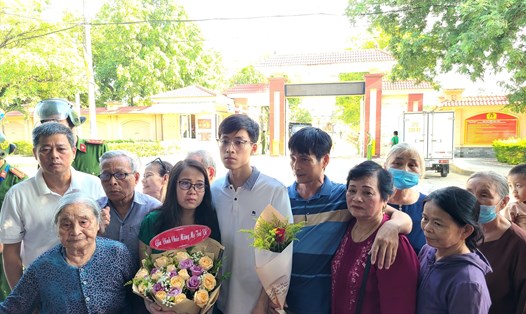 Bà Lê Thị Dung xúc động được trở về với gia đình. Ảnh: Hải Đăng