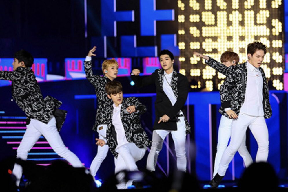 Nhóm nhạc Teen Top biểu diễn ca khúc Bèo dạt mây trôi tại Music Bank in Hanoi 2015. Ảnh: Cắt từ clip