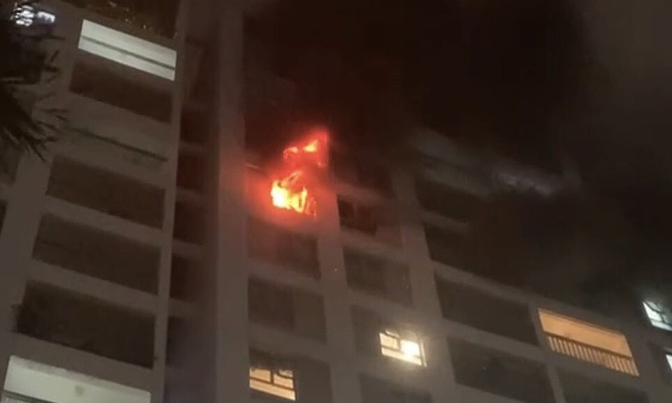 Lửa cháy ngùn ngụt ở căn hộ chung cư. Ảnh: CACC