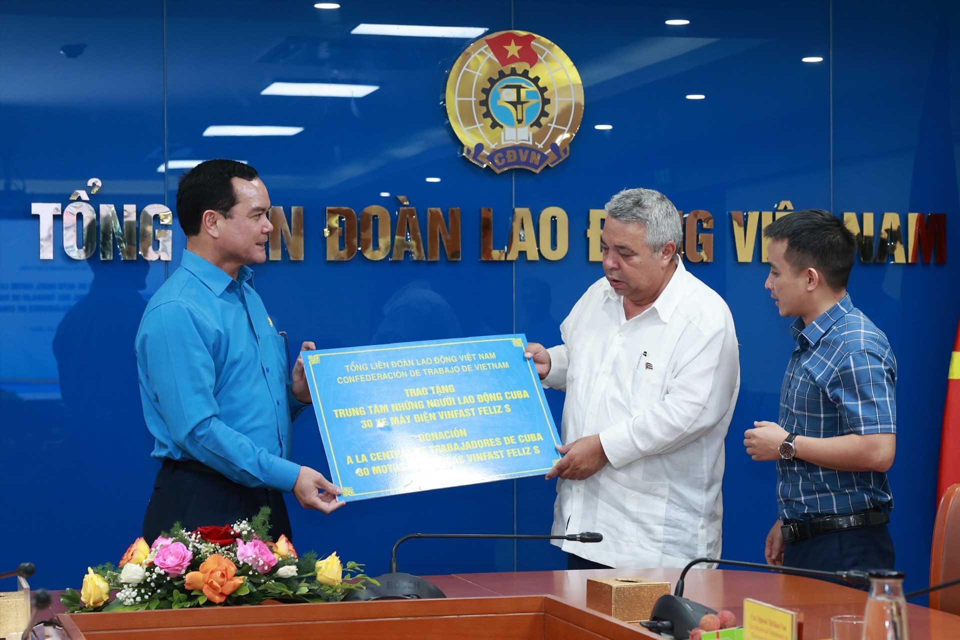 Chủ tịch Tổng Liên đoàn Lao động Việt Nam Nguyễn Đình Khang trao biển tặng 30 xe máy điện cho CTC. Ảnh: Hải Nguyễn