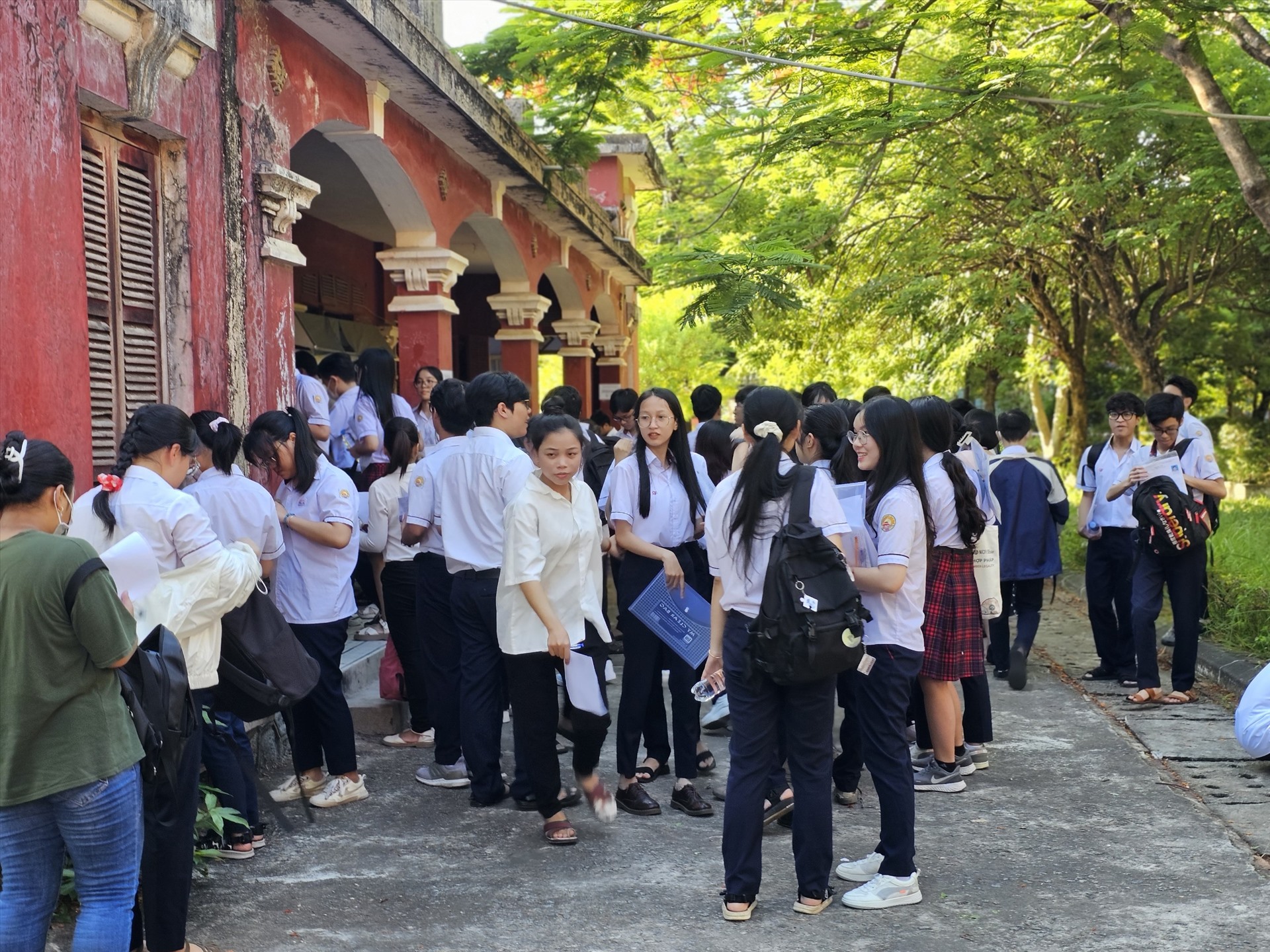 Sáng 28.6, cùng hơn 1 triệu thí sinh cả nước, hơn 13.000 thí sinh ở Thừa Thiên Huế dự thi môn Văn (120 phút) trong kỳ thi tốt nghiệp THPT Quốc gia 2023.