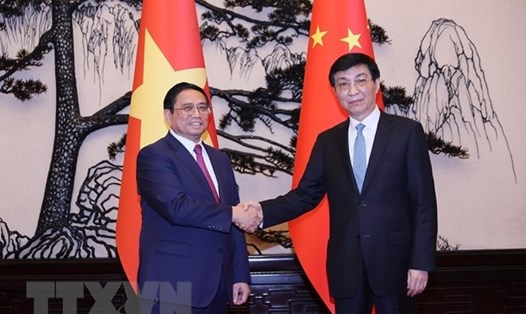 Thủ tướng Chính phủ Phạm Minh Chính và Chủ tịch Chính hiệp Trung Quốc Vương Hộ Ninh. Ảnh: TTXVN