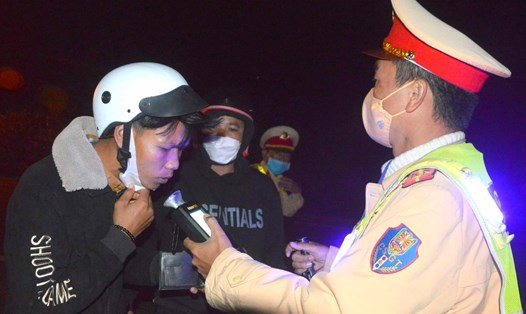 Cảnh sát Giao thông Công an tỉnh Gia Lai đo kiểm tra nồng độ cồn. Ảnh Thanh Tuấn