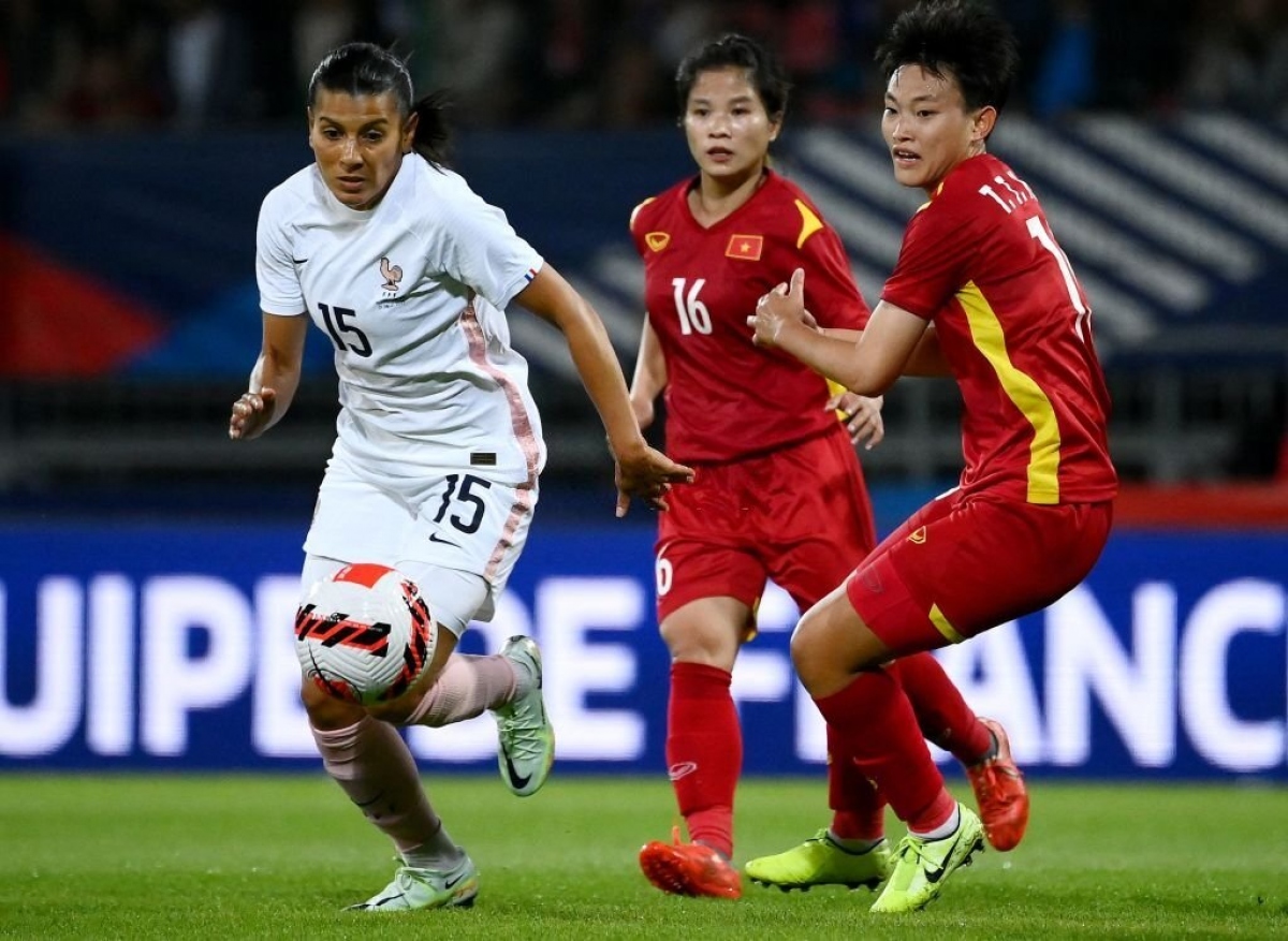 Tuyển nữ Việt Nam từng thua 0-7 trước tuyển nữ Pháp cách đây 1 năm. Ảnh: VFF
