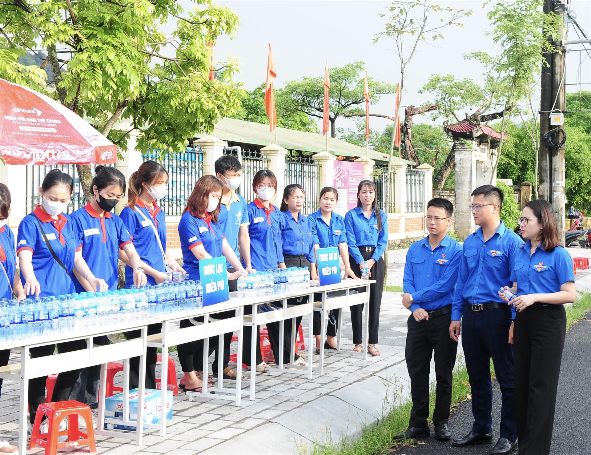 Lực lượng thanh niên tình nguyện tham gia tiếp sức cho các thí sinh tại Kỳ thi tốt nghiệp THPT năm 2023 tại Ninh Bình. Ảnh: Diệu Anh
