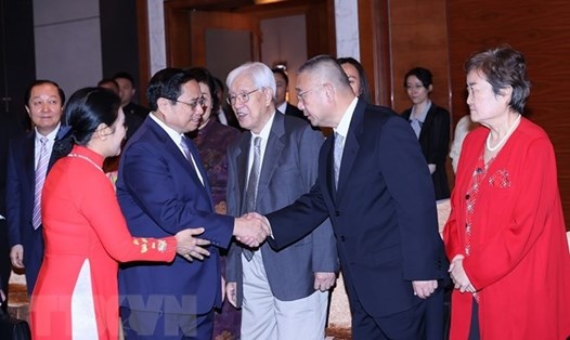 Thủ tướng Chính phủ Phạm Minh Chính với các nhân sĩ hữu nghị Trung Quốc. Ảnh: TTXVN