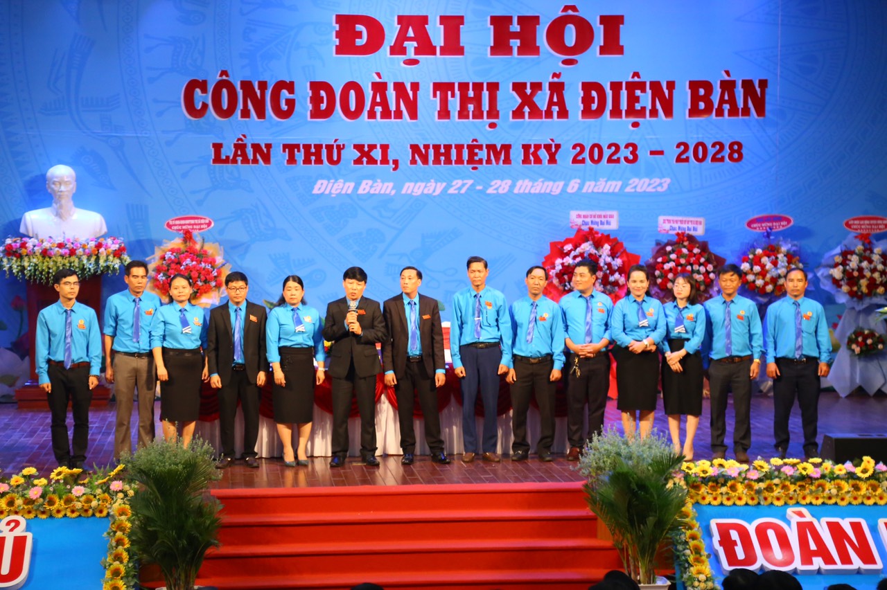 Ban chấp hành Liên đoàn Lao động thị xã Điện Bàn ra mắt Đại hội. Ảnh: Văn Trực
