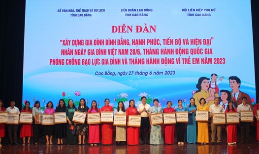 Lãnh đạo UBND tỉnh, LĐLĐ tỉnh và Hội Liên hiệp phụ nữ tỉnh Cao Bằng tặng quà cho các gia đình tiêu biểu xuất sắc. Ảnh: Thuỳ Dương.
