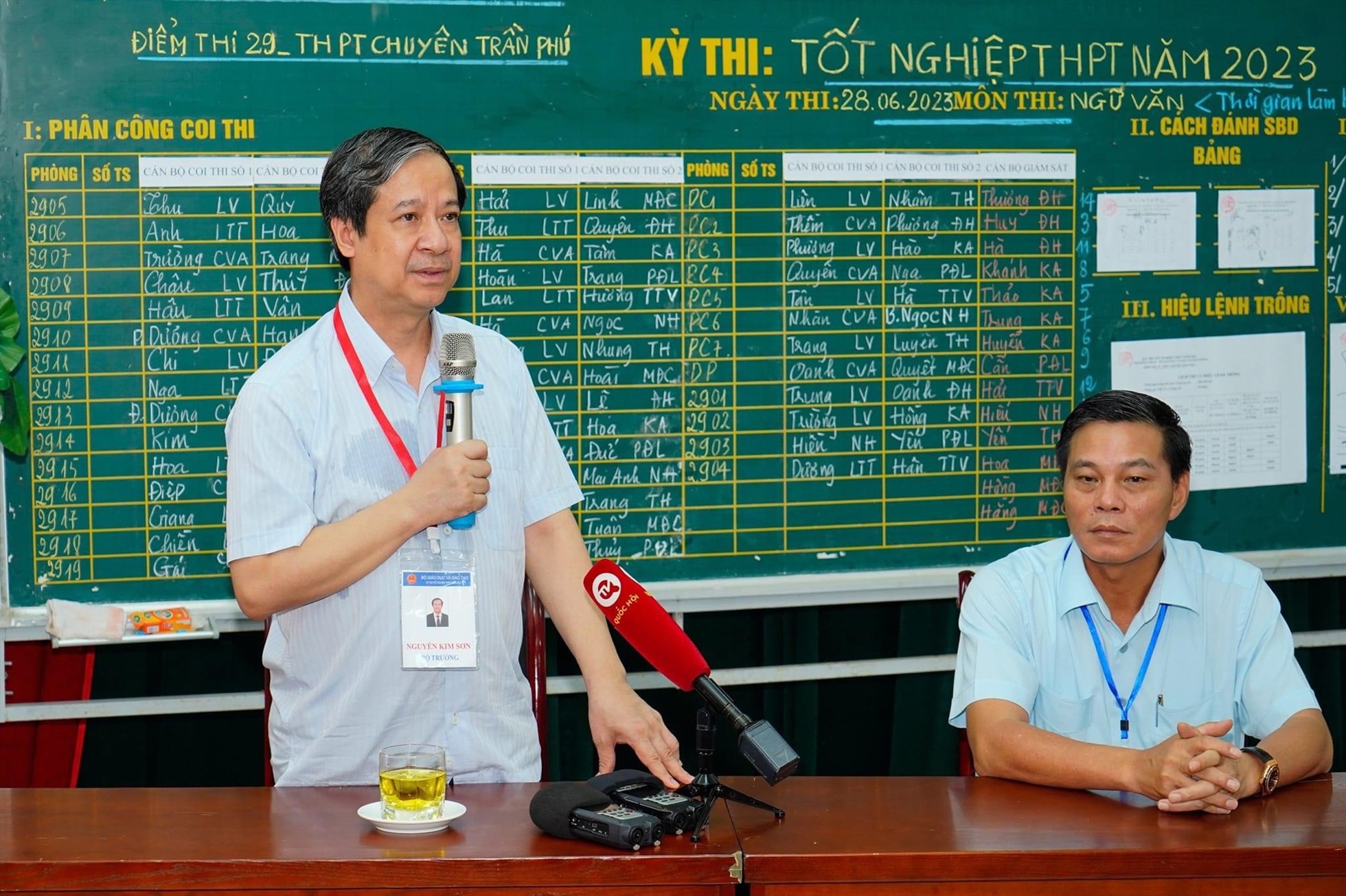 Bộ trưởng Nguyễn Kim Sơn cùng lãnh đạo TP Hải Phòng kiểm tra điểm thi 29 Trường THPT chuyên Trần Phú Hải Phòng. Ảnh: Sở GDĐT Hải Phòng