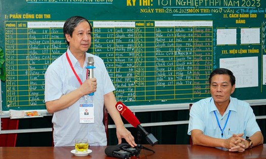 Bộ trưởng Nguyễn Kim Sơn cùng lãnh đạo TP Hải Phòng kiểm tra điểm thi 29 Trường THPT chuyên Trần Phú Hải Phòng. Ảnh: Sở GDĐT Hải Phòng