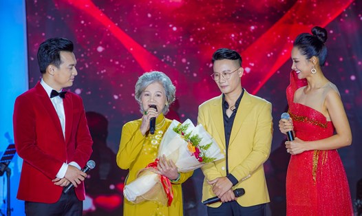Hoàng Bách cùng mẹ trên sân khấu “Mẹ là Tình Yêu” năm 2022. Ảnh: Nguyễn Hoàng Group