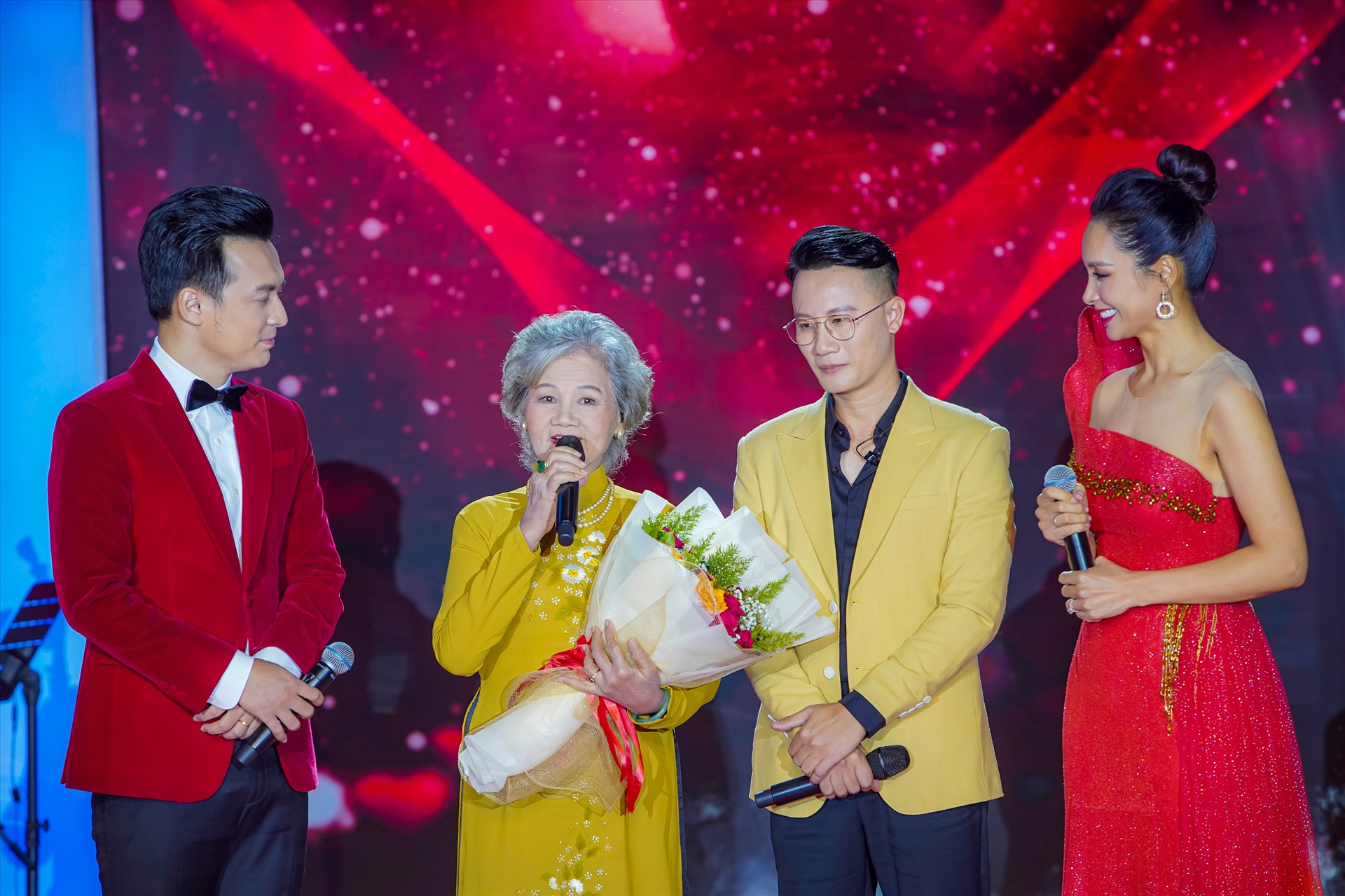 Hoàng Bách cùng Mẹ trên sân khấu “Mẹ là Tình Yêu” năm 2022. Ảnh: Nguyễn Hoàng Group