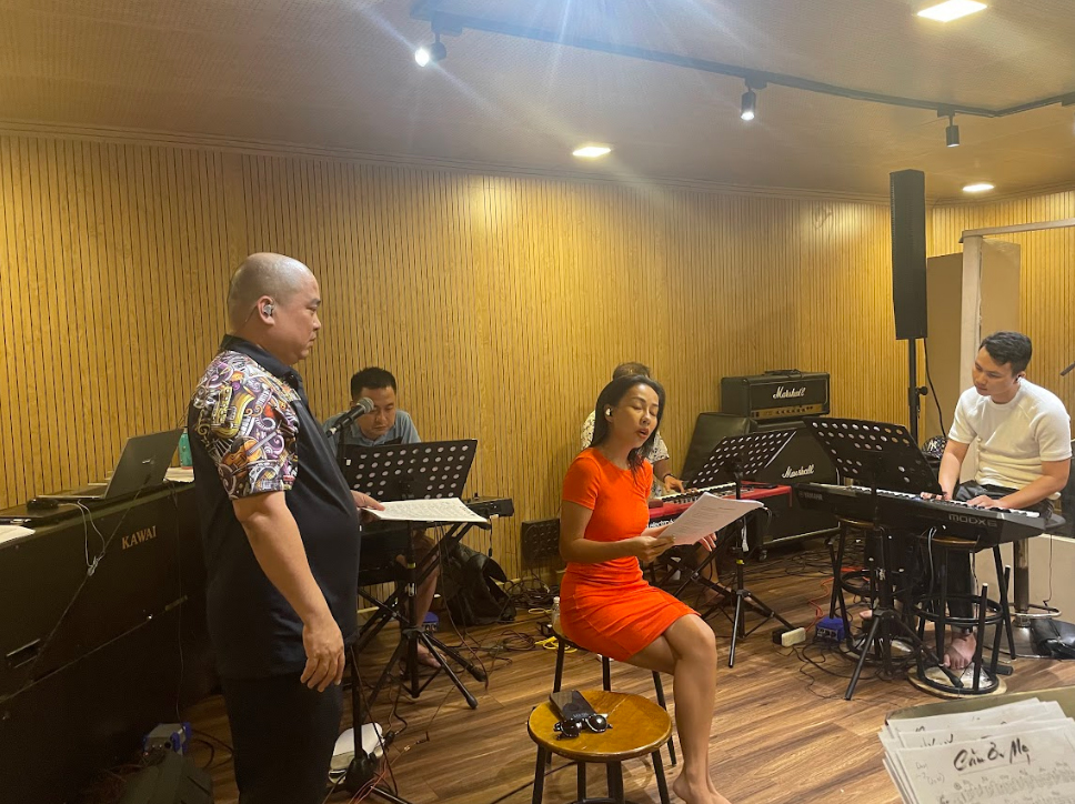 Thảo Trang đã cất giọng rất ngọt ca khúc “Cảm Ơn Mẹ” của nhạc sĩ Tô Tài Năng trong buổi tập luyện ngày 20/6 vừa qua. Ảnh: Nguyễn Hoàng Group