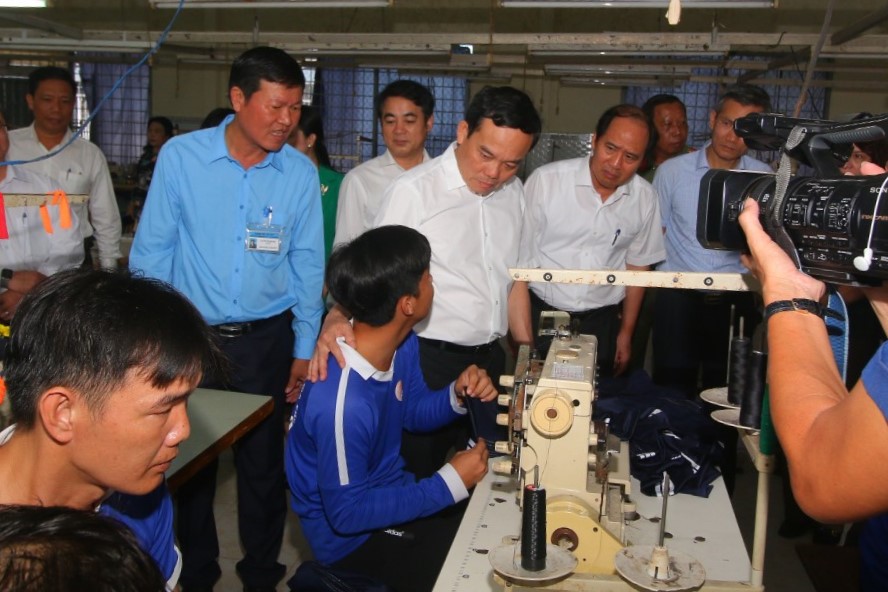 Phó Thủ tướng Trần Lưu Quang thăm hỏi học viên tại cơ sở cai nghiện. Ảnh: Tạ Quang