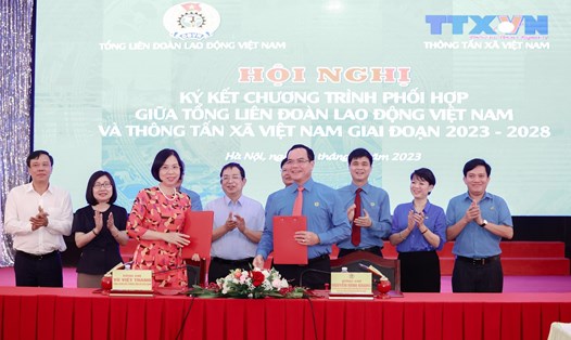 Lãnh đạo Tổng Liên đoàn Lao động Việt Nam và Thông tấn xã Việt Nam ký kết chương trình phối hợp giữa hai bên. Ảnh: Hải Nguyễn