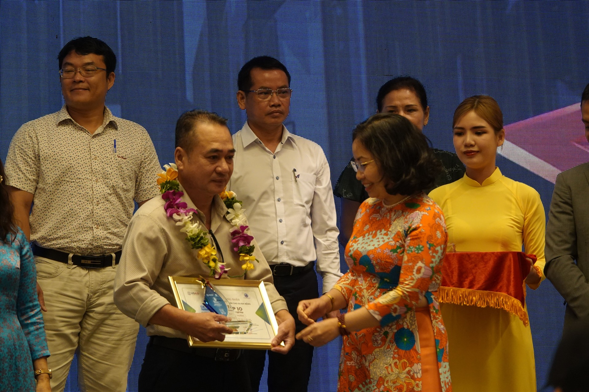 Đà Nẵng trao thưởng 10 doanh nghiệp sử dụng năng lượng tiết kiệm và hiệu quả. Ảnh: Mai Hương 