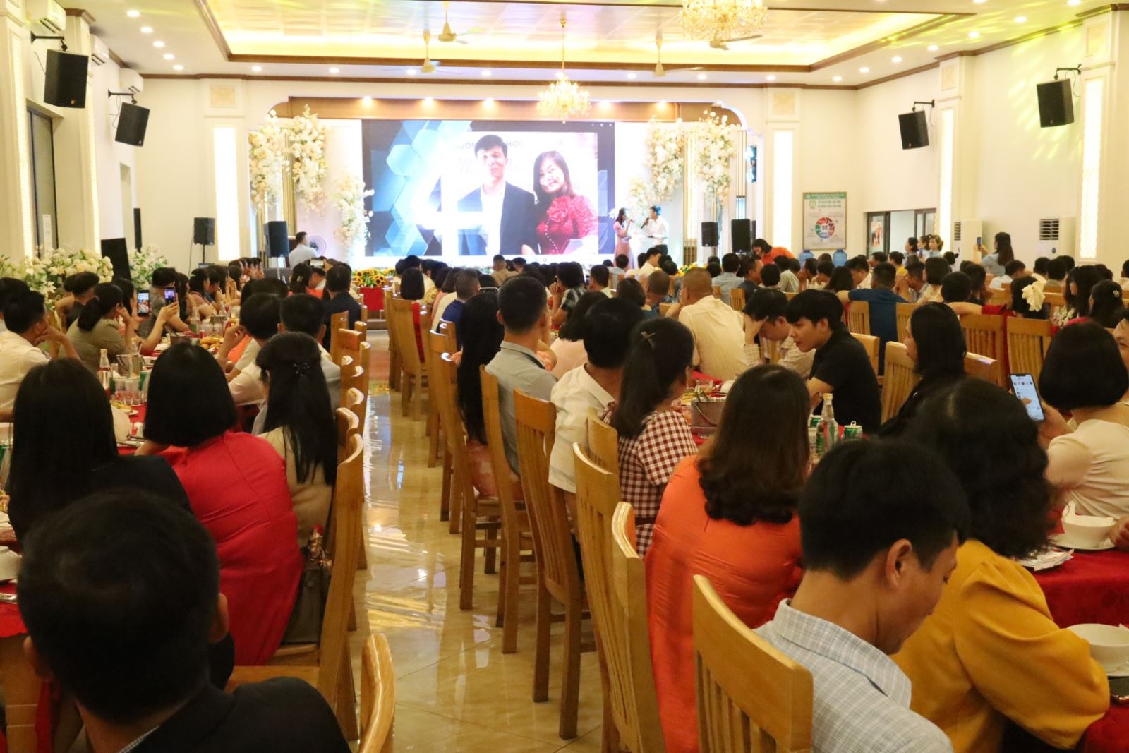 Chương trình gặp mặt 100 gia đình công nhân lao động tiêu biểu. Ảnh: CĐ Than Hà Tu