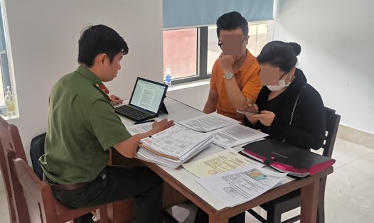 Phòng An ninh mạng làm việc với 1 trong số các cơ sở kinh doanh thương mại điện tử ở Đà Nẵng. Ảnh: Khánh Ngọc