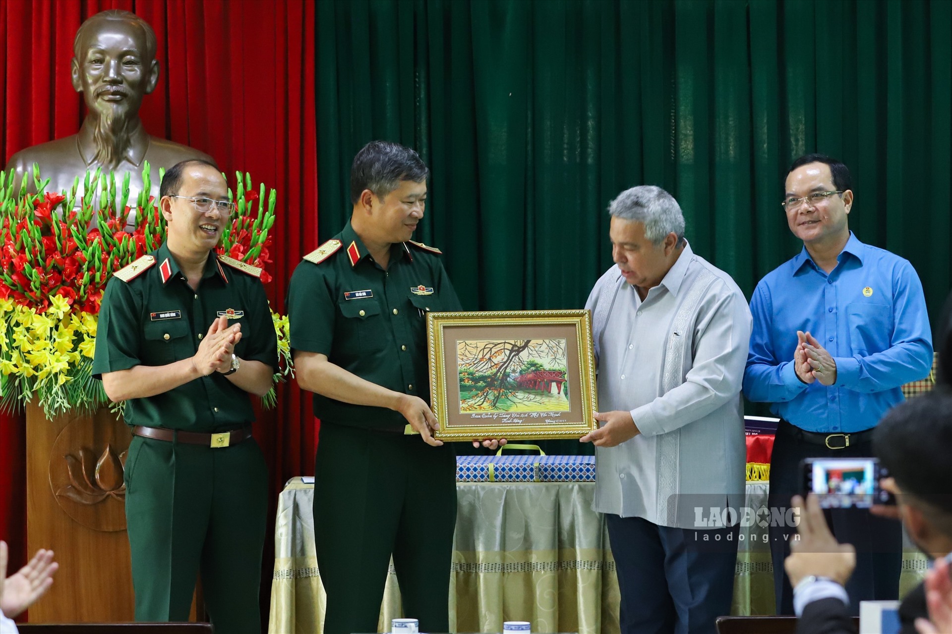 Thiếu tướng Bùi Hải Sơn trao tặng bức tranh phong cảnh Thủ đô Hà Nội. Ảnh: Tô Thế