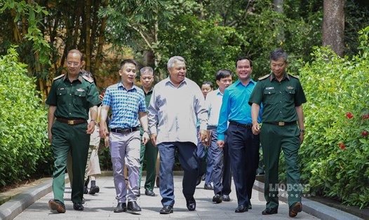 Đoàn đại biểu cấp cao CTC cùng lãnh đạo Tổng Liên đoàn Lao động Việt Nam,  lãnh đạo chỉ huy Ban Quản lý Lăng tham qua Khu di tích K9. Ảnh: Tô Thế