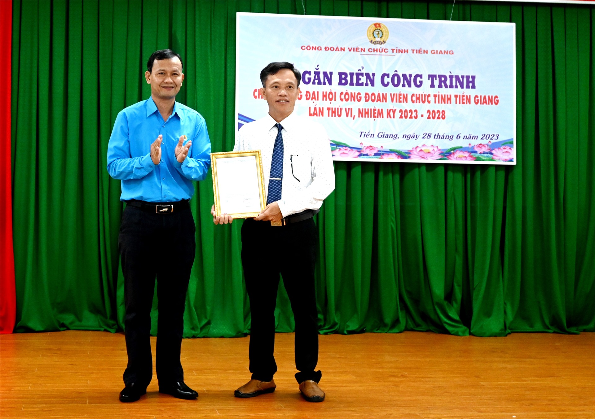 Phó Chủ tịch Thường trực LĐLĐ Tiền Giang, kiêm Chủ tịch Công đoàn Viên chức tỉnh Tiền Giang Hoàng Khắc Tinh trao Quyết định. Ảnh: Thành Nhân