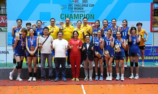 Bóng chuyền nữ Việt Nam nhận danh hiệu vô địch AVC Challenge Cup 2023. Ảnh: VFV