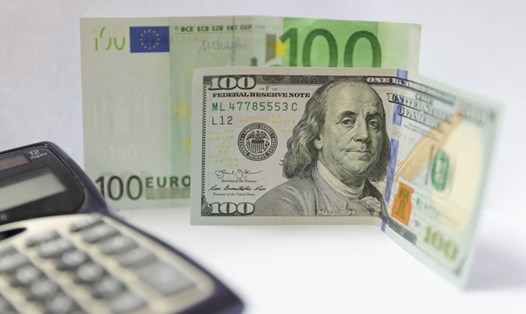 Đồng USD suy yếu so với đồng euro hôm 27.6.2023, ở tỉ giá 1 euro đổi 1,096 USD. Ảnh: Xinhua