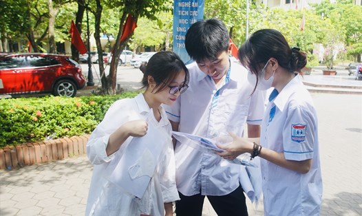 Thí sinh Nghệ An trao đổi sau khi kết thúc môn thi Ngữ văn tốt nghiệp THPT sáng 28.6. Ảnh: Hải Đăng