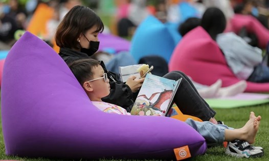 Trẻ em Hàn Quốc đọc sách ở Seoul Plaza tại Seoul. Ảnh: Xinhua