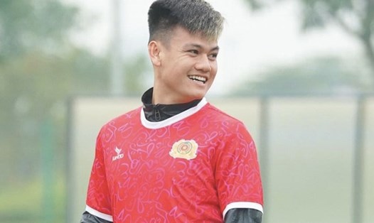 Hồ Tấn Tài sẽ không góp mặt ở vòng 13 V.League 2023 cùng đội Công an Hà Nội do đã nhận đủ 3 thẻ vàng. Ảnh: CAHN FC
