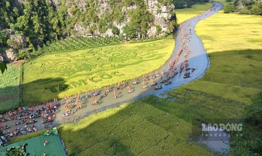 Hàng nghìn du khách tham dự Tuần du lịch Ninh Bình năm 2023. Ảnh: Diệu Anh