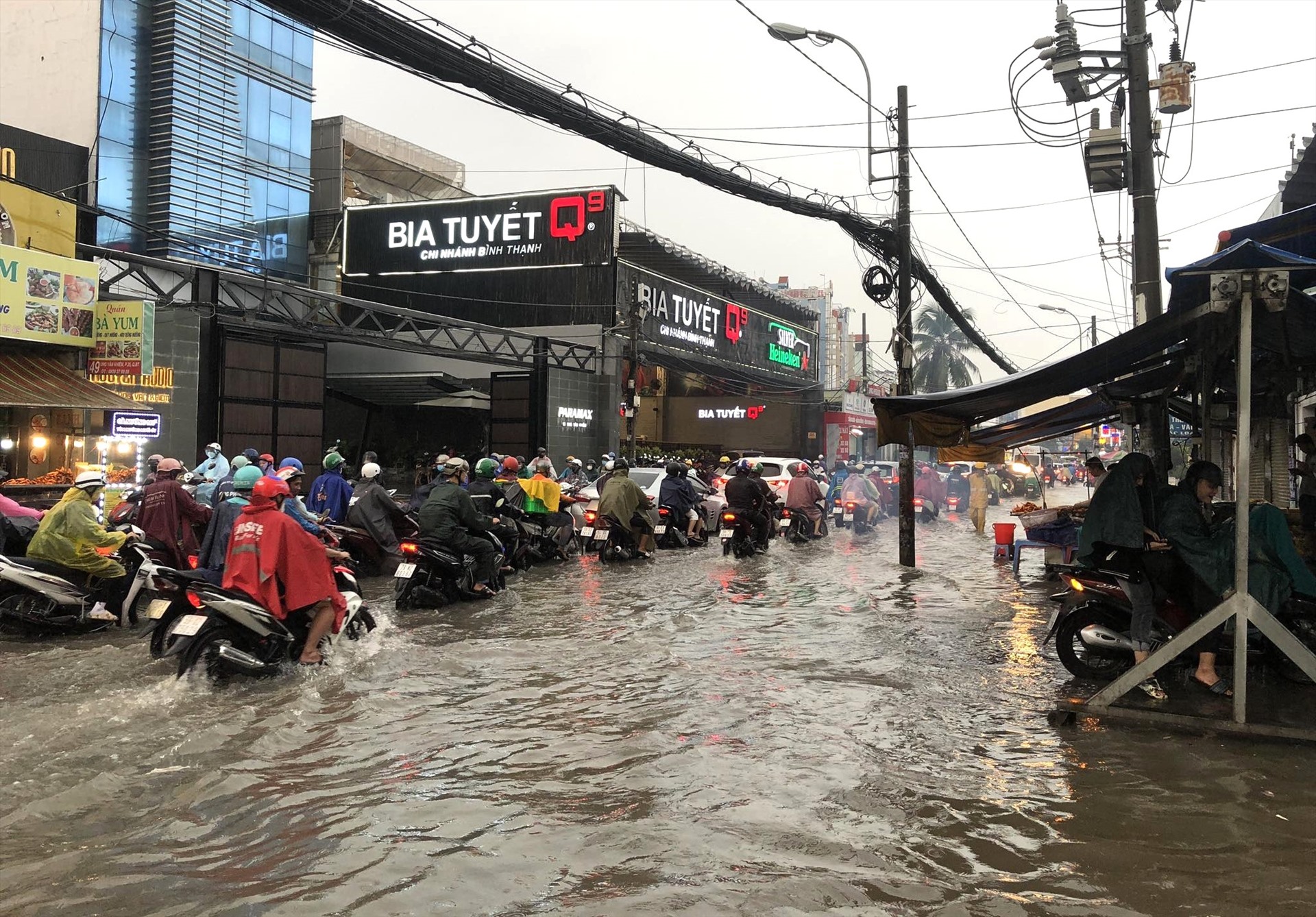 Nhiều tuyến đường như Ung Văn Khiêm, Đinh Bộ Lĩnh... (quận Bình Thạnh) bị ngập do mưa lớn.