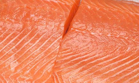 Cá hồi là loại thực phẩm bổ sung vitamin D cho người lớn tuổi. Ảnh: Phạm My