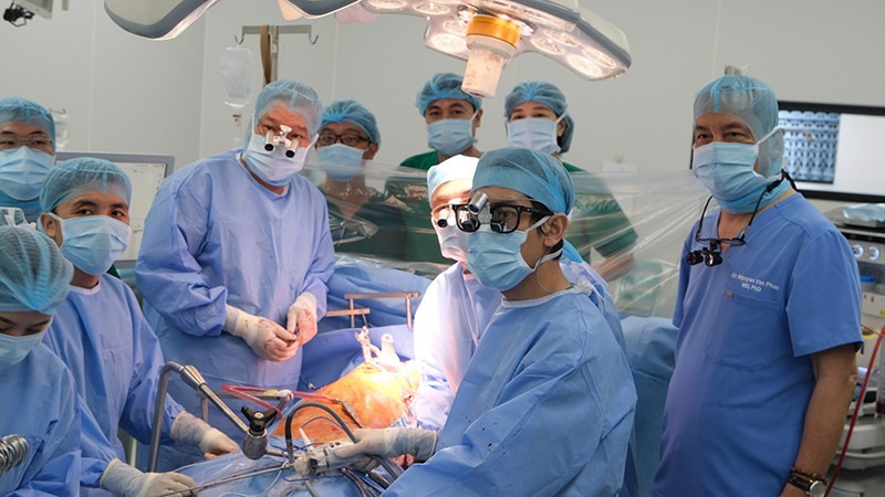 Kĩ thuật mới được thực hiện bởi kíp mổ của Bệnh viện Quân y 175 phối hợp cùng các chuyên gia. Ảnh: Bệnh viện cung cấp