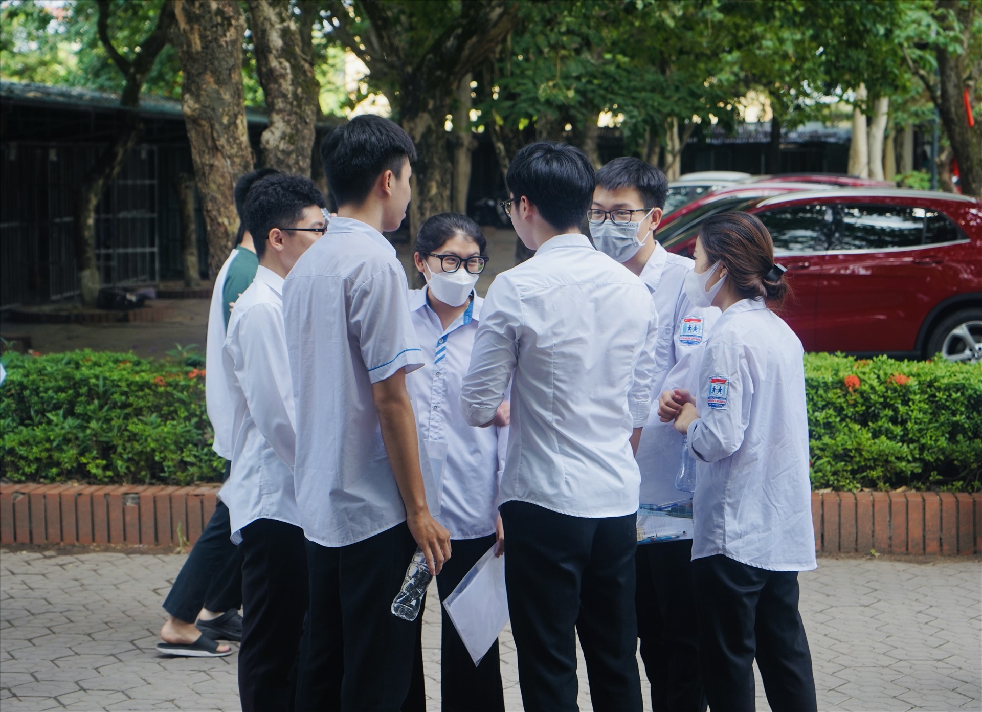 Thí sinh Nghệ An dò đáp án thi môn toán. Ảnh: Quỳnh Trang