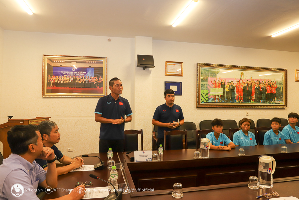 Lãnh đạo VFF gặp gỡ, động viên đội tuyển U19 nữ Việt Nam. Ảnh: VFF