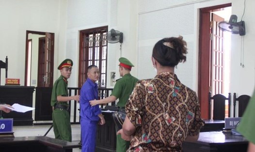 Vợ của bị hại gửi tiền tặng bị cáo Lâm khi phiên xử kết thúc. Ảnh: Quỳnh Trang
