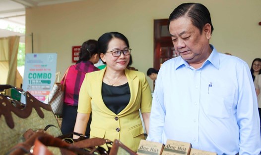 Bộ trưởng Bộ NNPTN Lê Minh Hoan tham quan gian trưng bày tại diễn đàn. Ảnh: An Long