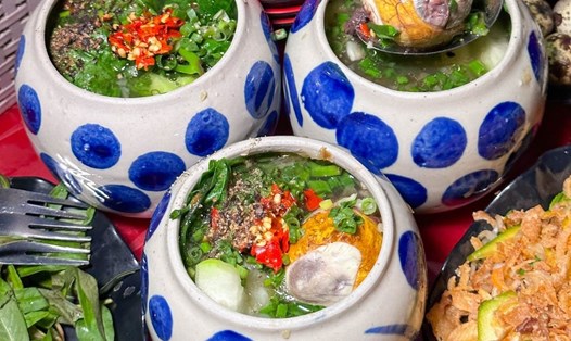 Trứng vịt lộn um bầu của quán bé Đen hấp dẫn thực khách bởi giá cả bình dân, hương vị thơm ngon. Ảnh: Địa điểm ăn uống