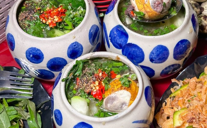 Trứng vịt lộn um bầu của quán bé Đen hấp dẫn thực khách bởi giá cả bình dân, hương vị thơm ngon. Ảnh: Địa điểm ăn uống