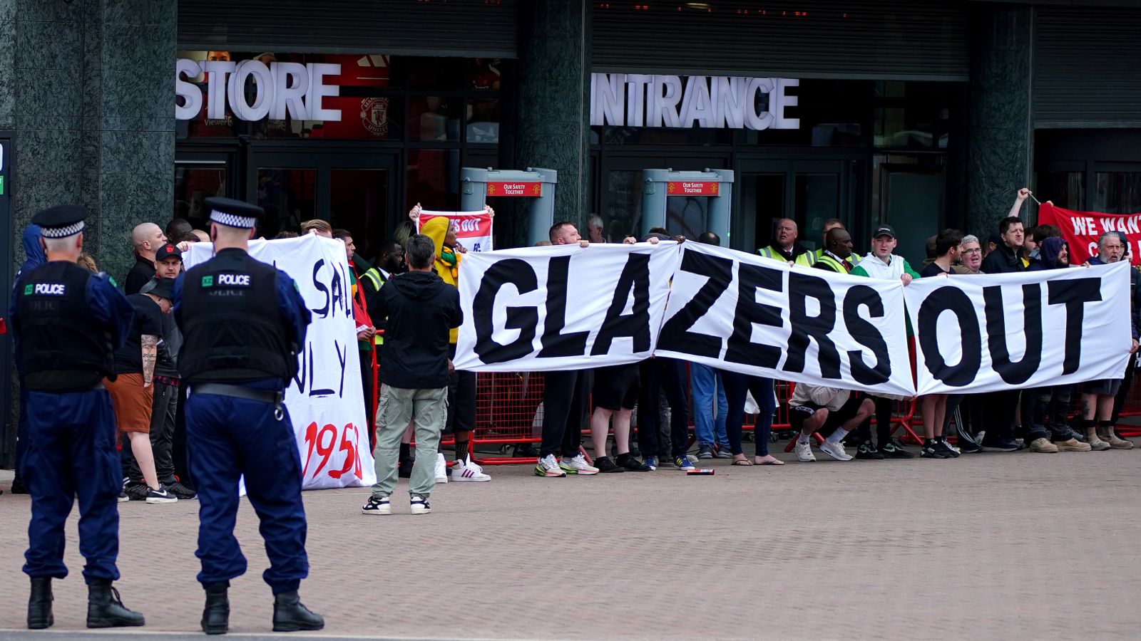 Những biểu ngữ phản đối nhà Glazer vẫn tràn ngập tại Old Trafford.  Ảnh: MEN