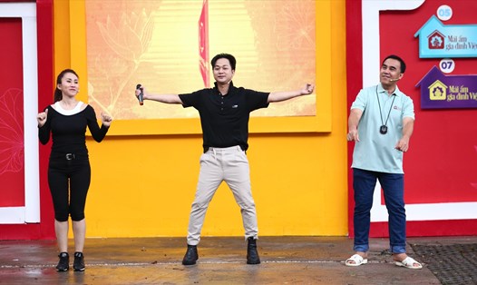 Ca sĩ Ngọc Châu, Quách Tuấn Du và MC Quyền Linh tại show thực tế. Ảnh: Bee