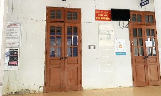 Nhà thuốc "chui" tại Trung tâm Y tế huyện Kim Bôi (tỉnh Hòa Bình) đã dỡ biển, bảng, di chuyển tài sản, vật tư và dừng hoạt động sau phản ánh của Báo Lao Động. Ảnh: Khánh Linh