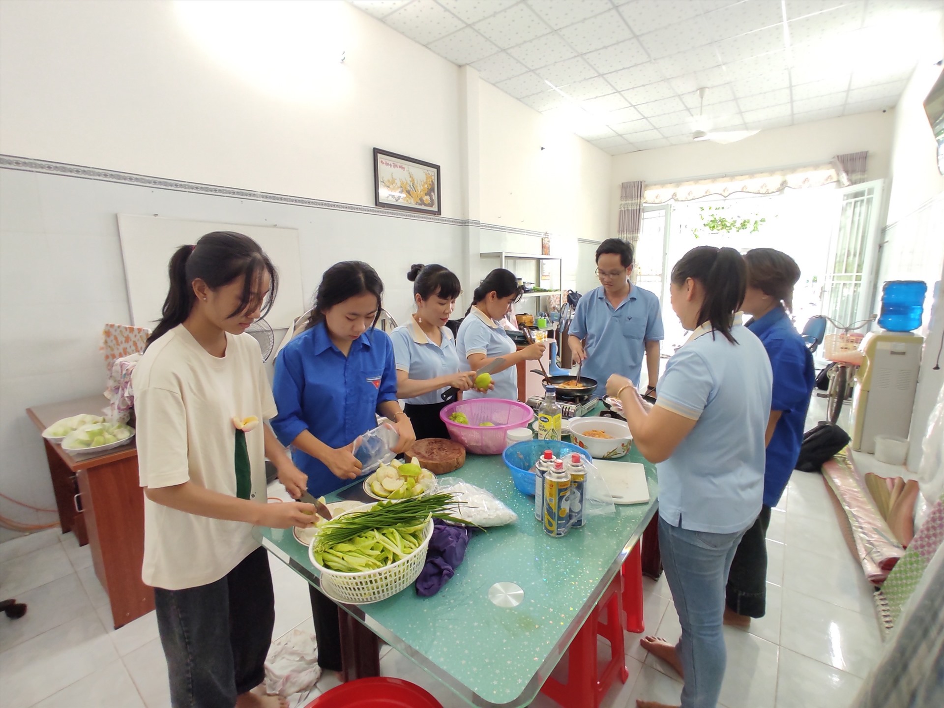 Mỗi thành viên Ban nữ công 1 công việc chăm lo bữa ăn cho các học sinh có hoàn cảnh gia đình khó khăn. Ảnh: Hoàng Lộc