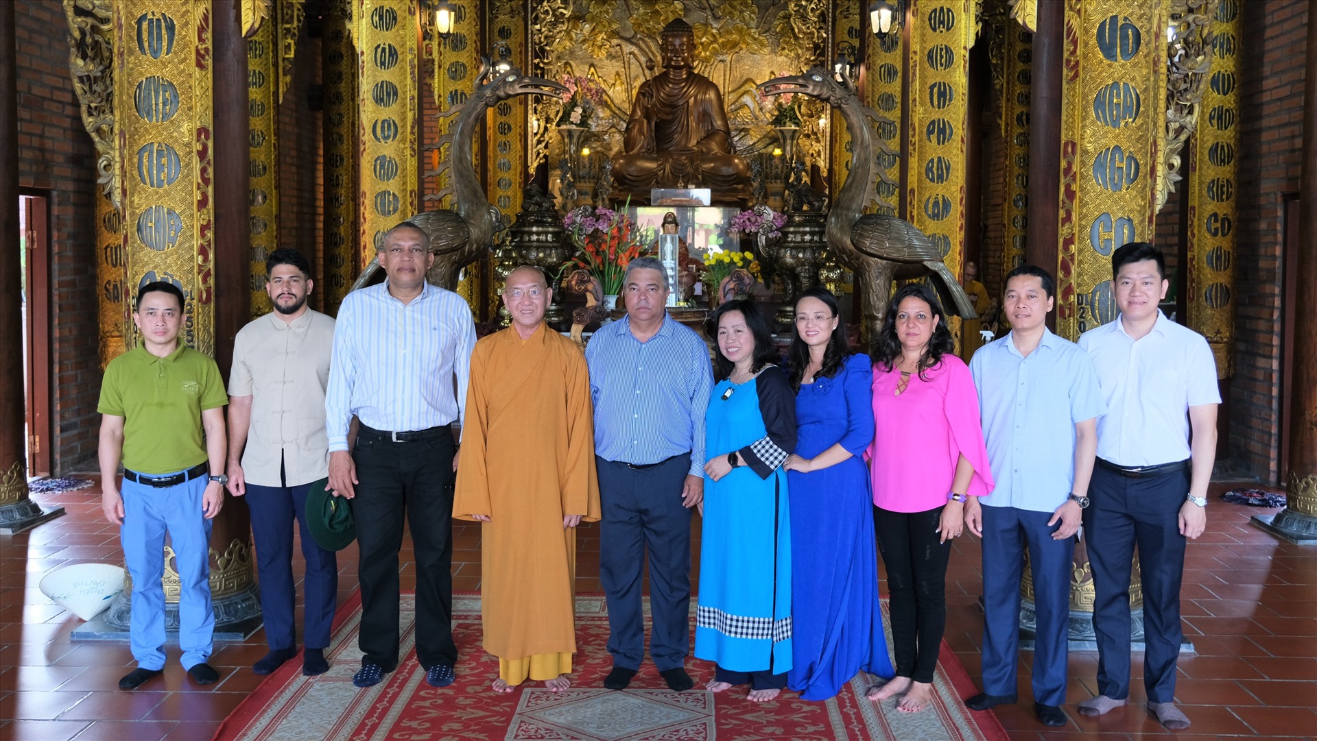 Đoàn chụp ảnh lưu niệm tại Thiền viện Trúc Lâm Phương Nam, Cần Thơ. 