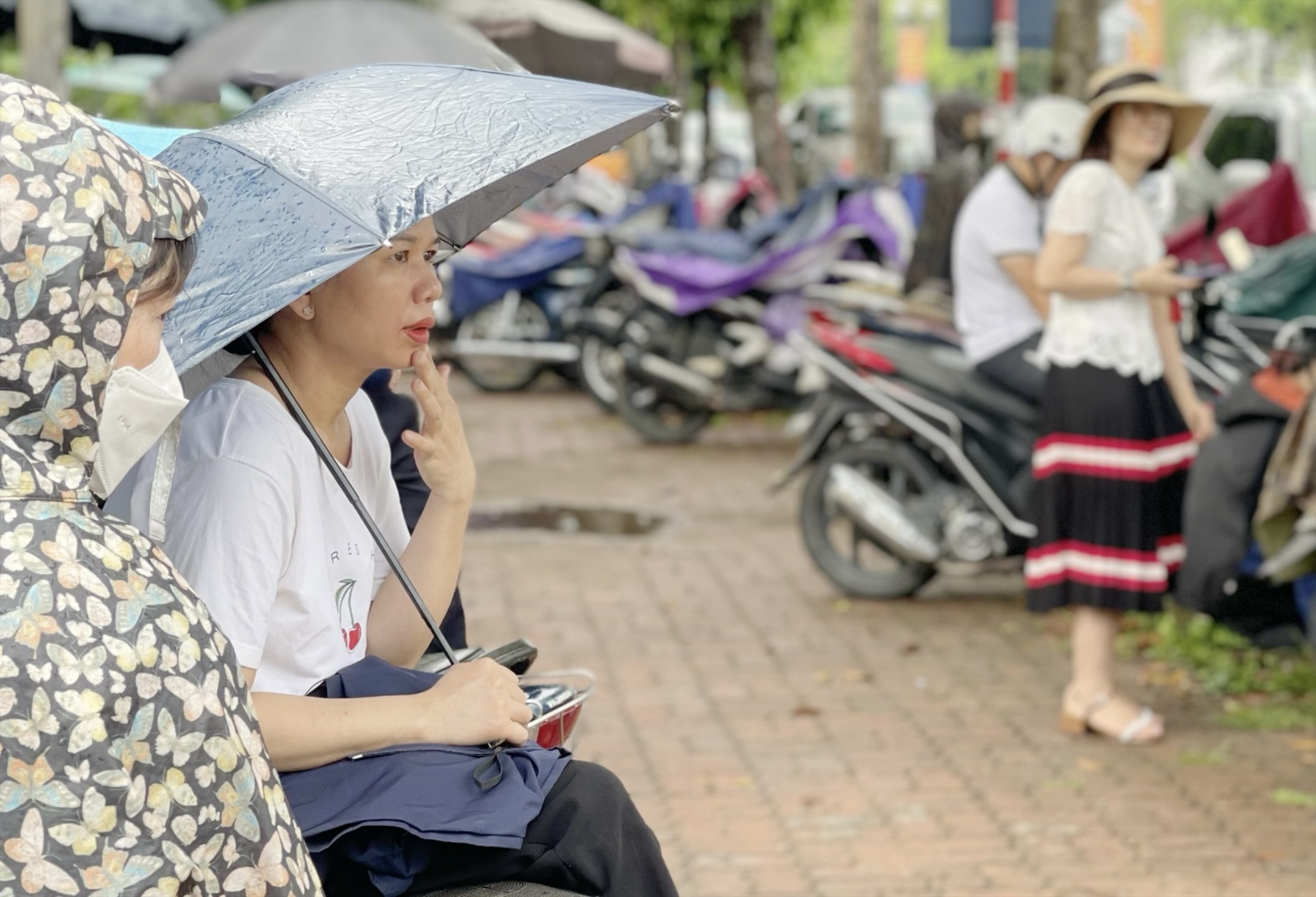 “Kết quả có ra sao thì con vẫn là con mẹ”, một phụ huynh chia sẻ. Ảnh: Mai Hương