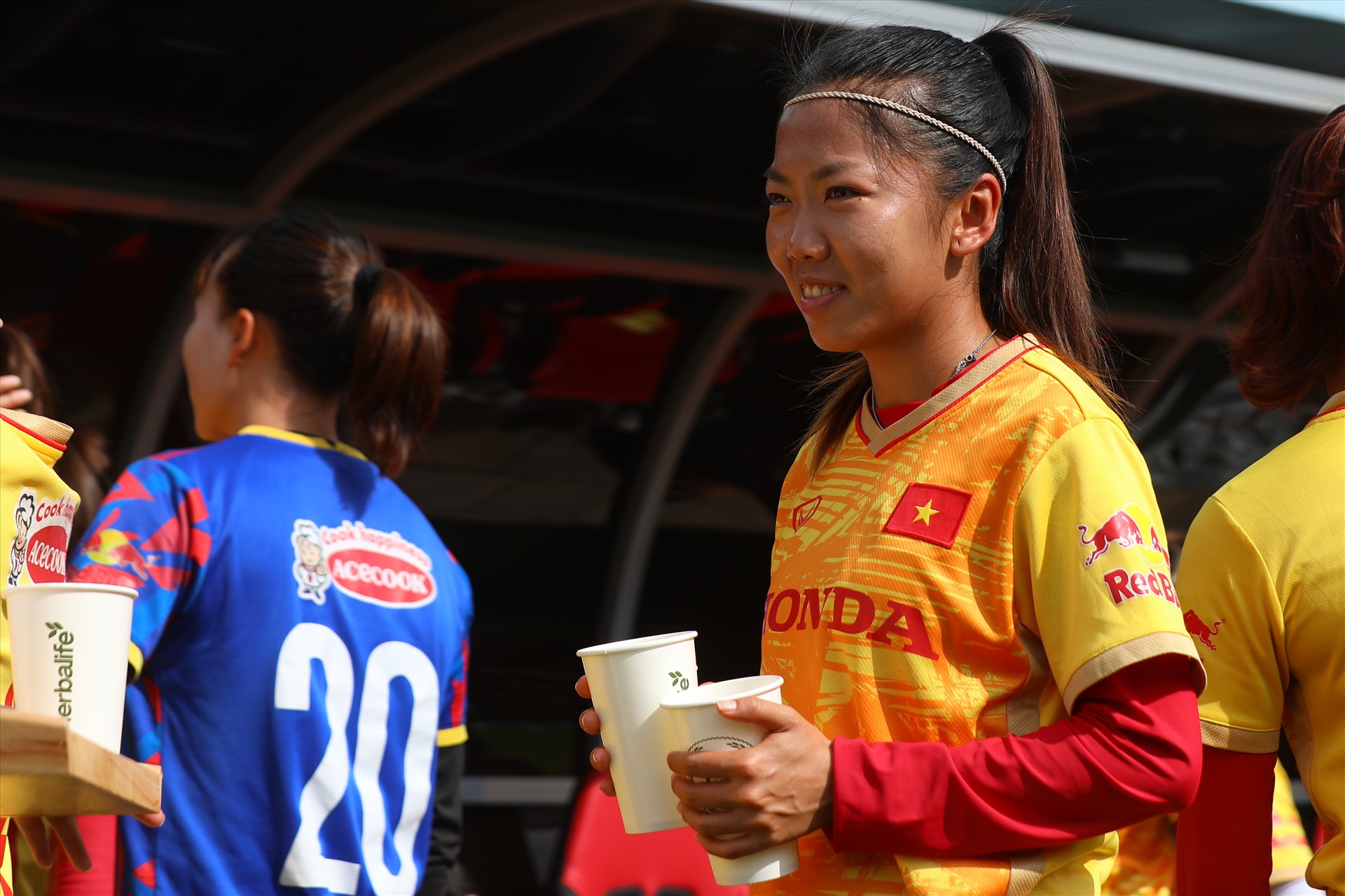 Cầu thủ nữ Việt Nam được tiếp nước, chất khoáng điện giải liên tục trong quá trình tập luyện. Ảnh: Xuân Trang