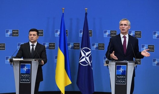 Tổng thống Ukraina Volodymyr Zelensky (trái) và Tổng thư ký NATO Jens Stoltenberg họp báo sau cuộc gặp song phương tại trụ sở EU ở Brussels, Bỉ, ngày 16.12.2021. Ảnh: AFP